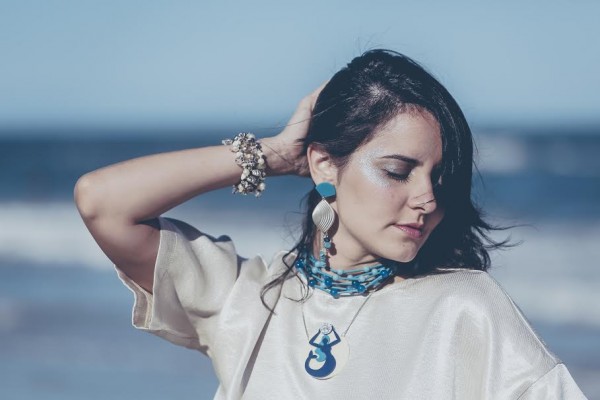 Juliane Miranda, uma das designers da marca, exibe as peças em ensaio na praia