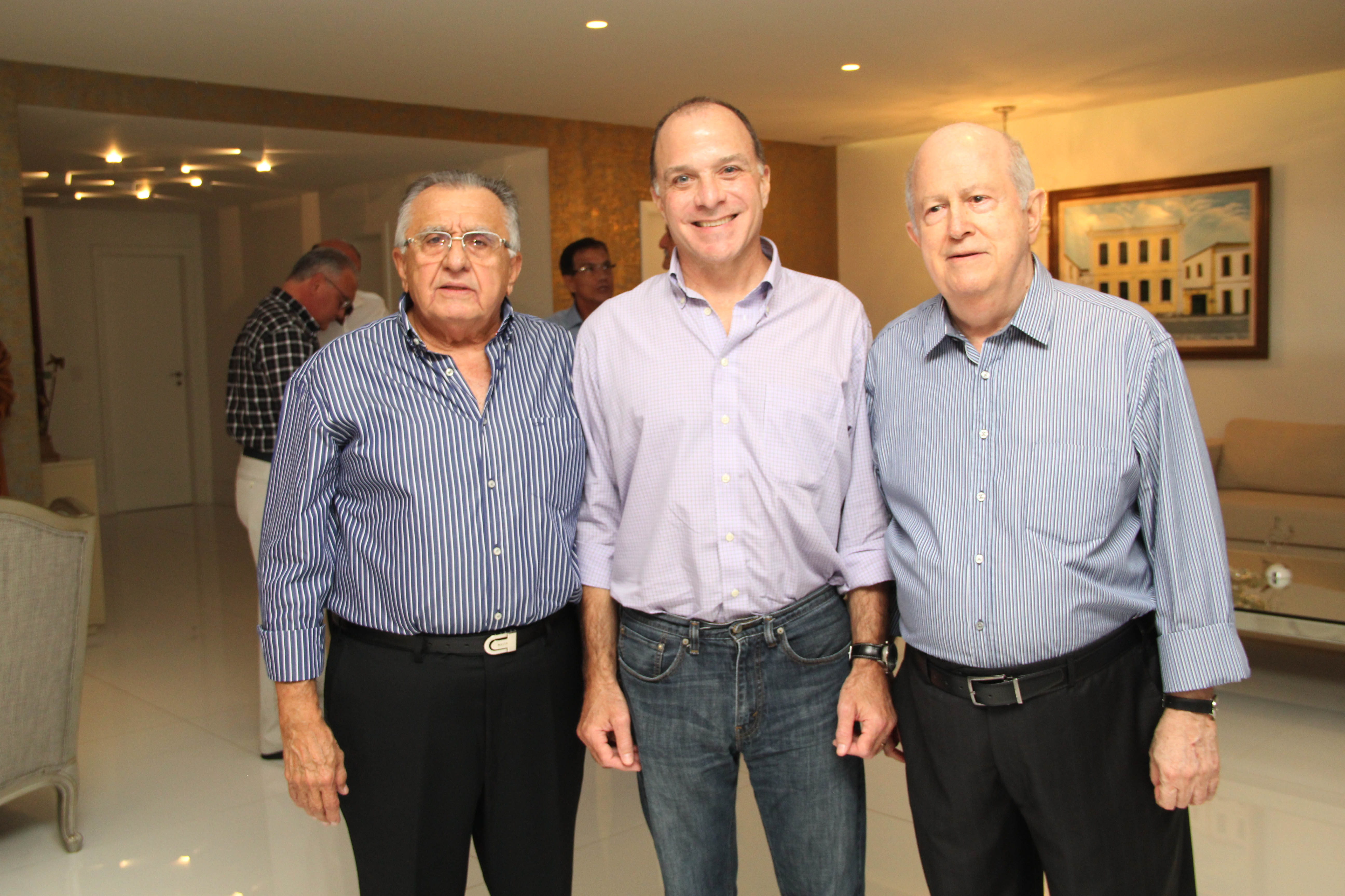 O empresário João Carlos Paes Mendonça com o cônsul americano Richard Reiter e o anfitrião Albano Franco