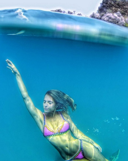 Giovanna Ewbank num dos muitos mergulhos