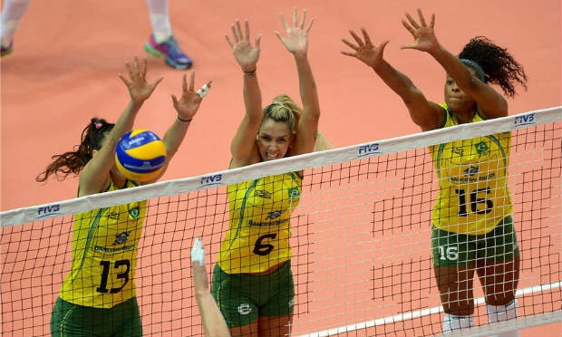 Com o resultado, o Brasil mantém os 100% de aproveitamento na competição / Foto: FIVB