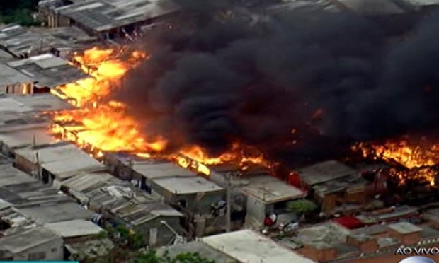 Fogo começou em um dos barracos, por volta das 6h, e se alastrou pela comunidade / Foto: TV Globo/Reprodução