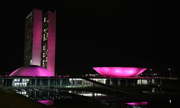 Em Brasília, além do Congresso, outros prédios da Esplanada dos Ministérios também estão iluminados de rosa / Foto: ABr