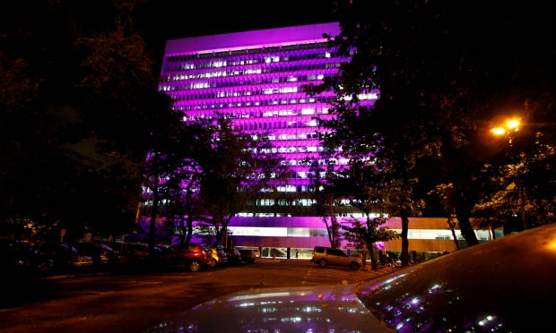 Edifício-sede ficará iluminado em rosa durante todo o mês de outubro / Foto: Marcos Pastich/PCR