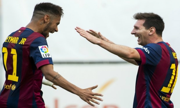 Dupla Neymar (E) e Messi (D) voltou a funcionar / Foto: AFP