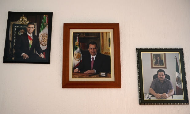 Presidente Enrique Pena Nieto (esquerda) tem sido pressionado dentro e fora do país para que o caso seja solucionado no violento estado de Guerrero / Foto: AFP