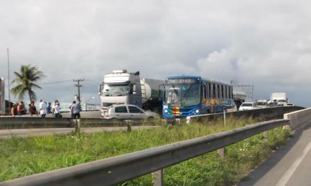 O acidente complica o trânsito no sentido Recife / Foto: @cezarcantarelli / Twitter