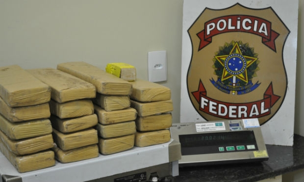 Vinte tabletes de maconha foram encontrados na mala do carro do acusado, e totalizam 20 kg de droga / Foto: Polícia Federal/Divulgação