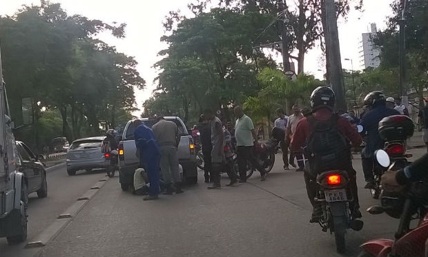O acidente complica o trânsito no sentido Centro. / Foto: MaysaeOmar / Twitter