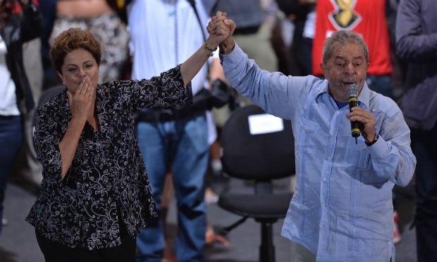 No discurso, feito em um teatro na capital paulista, Dilma bateu seguidamente na tecla da crise hídrica que atinge o estado / Foto: AFP