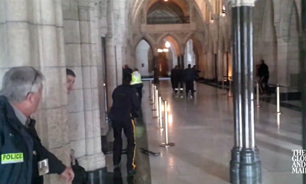 Imagens de uma  TV local mostram momento exato da ação dos policiais entrando no Parlamento, em Ottawa. / Foto: The Global and Mail/ AFP