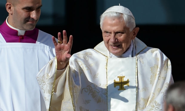 O Papa emérito, teológico de perfil conservador, se recusa a ser usado contra o seu sucessor argentino eleito em março de 2013. / Foto: AFP