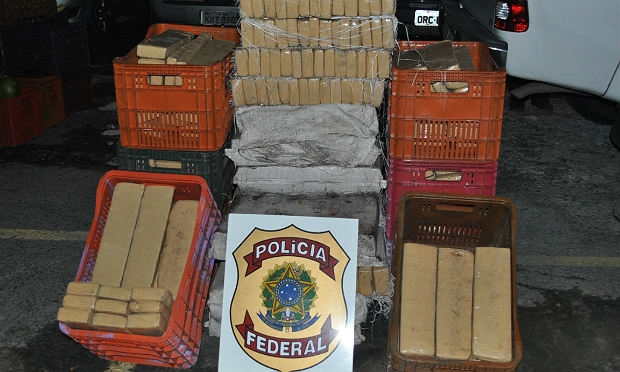 Tabletes de maconha foram encontrados em compartimento falso de caminhonete / Foto: Polícia Federal/Divulgação