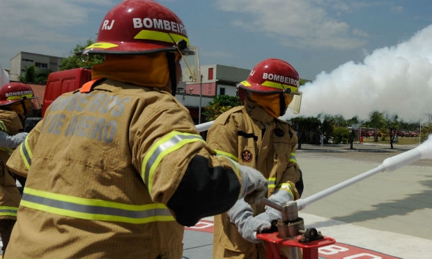 Algumas pessoas subiram até a cobertura do prédio e atearam fogo a objetos. O Corpo de Bombeiros foi chamado. / Foto: Agência Brasil