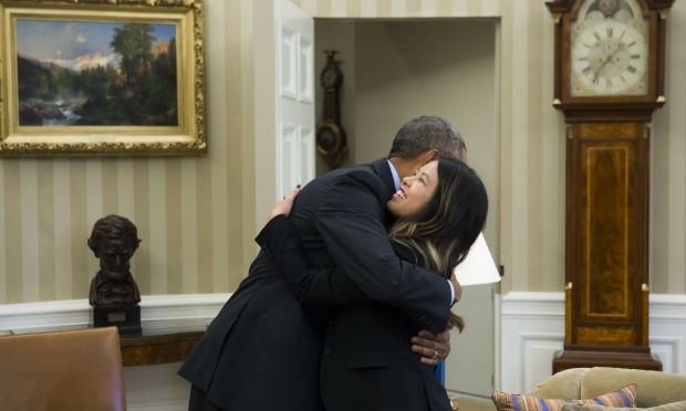 Obama deu um abraço na enfermeira Nina Phan, uma das infectadas pela doença. / Foto: Saul Loeb / AFP