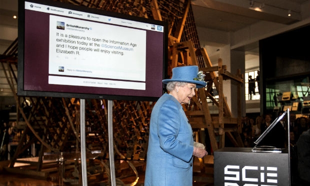 A monarca britânica, de 88 anos, tenta permanecer atualizada com as novas tecnologias. / Foto: AFP