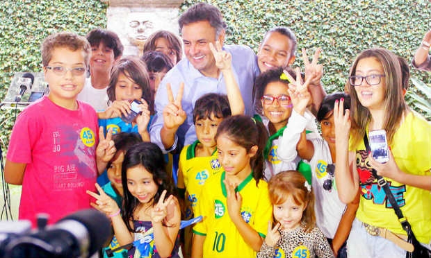Aécio tirou fotos com crianças em São João Del Rey, neste sábado (25).  / Foto: Orlando Brito/Campanha Aécio