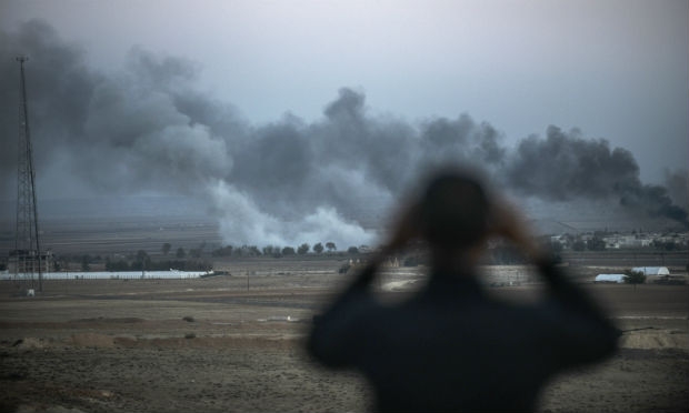 Ataque ficou concentrado ao norte da fronteira de Kobane. / Foto: Bulent Kilic / AFP