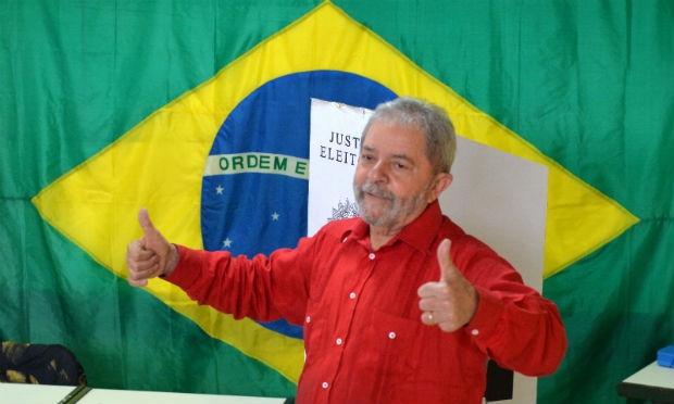 Ao final da votação, ex-presidente fez sinal de positivo. Ainda não foi confirmado se Lula vai à Brasília acompanhar a apuração.  / Foto: Nelson Almeida / AFP