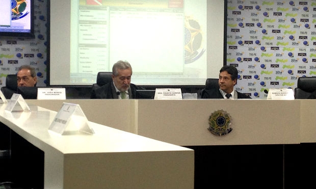 Dados foram divulgados pelo presidente do TRE-PE, Fausto Campos (centro), na sede do órgão / Foto: Malu Silveira / NE10