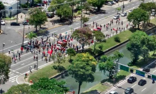 Os manifestantes seguiram do Centro do Recife para a Avenida Agamenon Magalhães, em busca de construções. / Foto: @DanielMSJr / Twitter