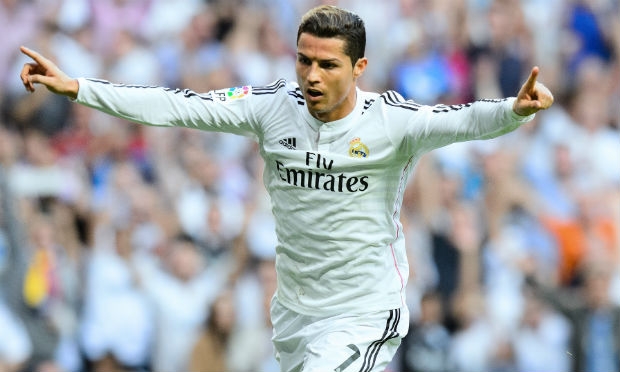Cristiano Ronaldo superou o belo gol de falta anotado por Messi contra o Almería.  / Foto: AFP