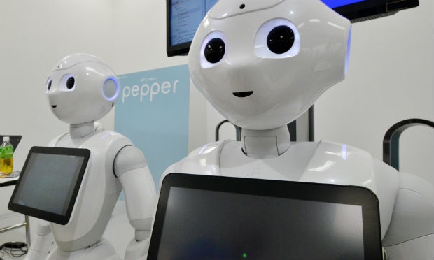 Os robôs são capazes de dar explicações sobre os vários produtos de forma interativa. / Foto: AFP