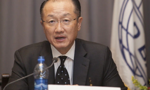Jim Yong Kim, presidente do Banco Mundial, afirmou que ainda há escassez de equipes de saúde nas zonas de infecção mais fortes. / Foto: AFP
