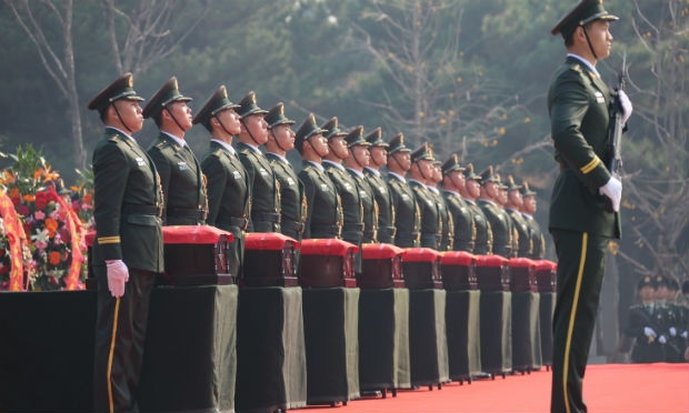Mais de 60 anos depois da morte em combate, os soldados receberam honras militares. / Foto: AFP