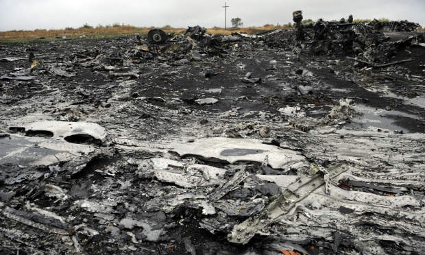 A tese mais aceita é a de que o avião foi abatido por um míssil disparado a partir do solo ucraniano por separatistas. / Foto: Alexander Khodoteply / AFP