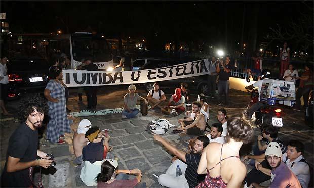 Manifestantes passaram mais de oito horas realizando protestos na Câmara de Vereadores do Recife / Foto: Sérgio Bernardo/JC Imagem