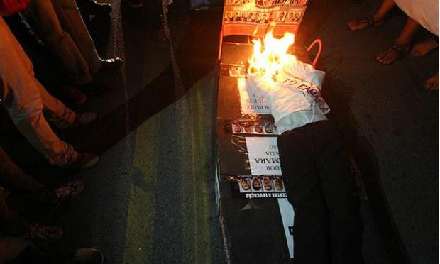 Manifestantes atearam fogo em um caixão com boneco de Paulo Câmara / Foto:  Diego Nigro/JC Imagem