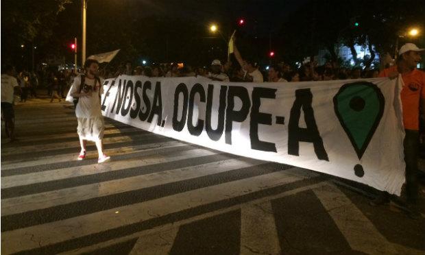 Ativistas realizam passeata pelo Centro do Recife / Foto: Mariana Dantas/NE10