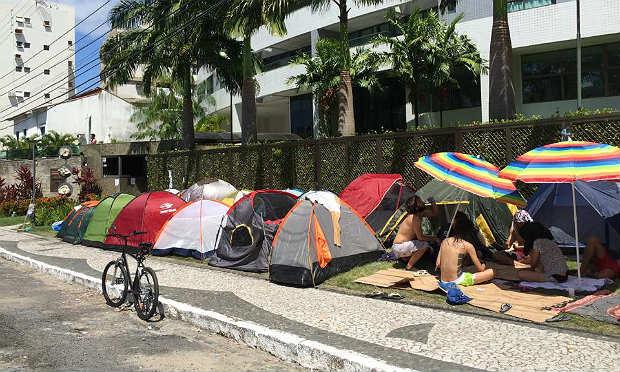 As barracas dos manifestantes estão montadas no gramado que faz parte da calçada do prédio, que fica na Rua Neto Campelo / Foto: Mariana Dantas/NE10