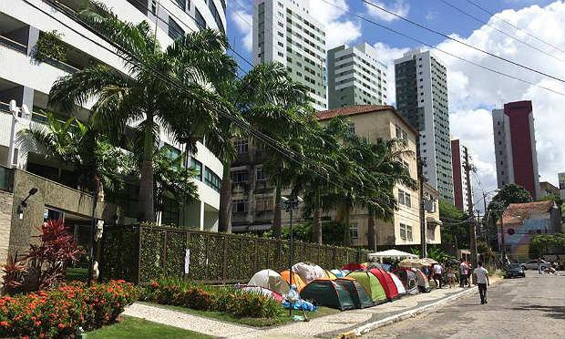 Cerca de 150 pessoas ficaram para dormir no acampamento em frente ao prédio do prefeito / Foto: Mariana Dantas/NE10