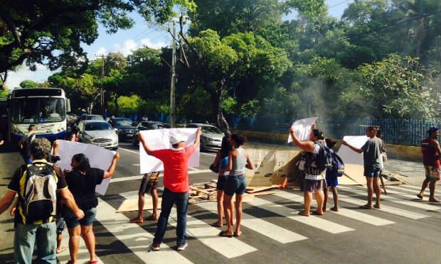 Manifestantes estão na faixa de pedestres / Foto: Marcela Balbino/Blog de Jamildo