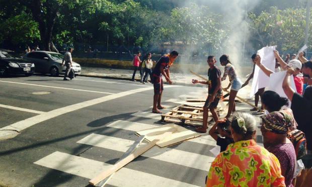 Moradores de ocupação no Centro bloquearam a Rua Princesa Isabel / Foto: Marcela Balbino/Blog de Jamildo