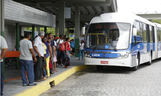  Muitos passageiros não sabiam onde esperar o BRT e por onde o veículo iria passar / Foto: Sérgio Bernardo/JC Imagem