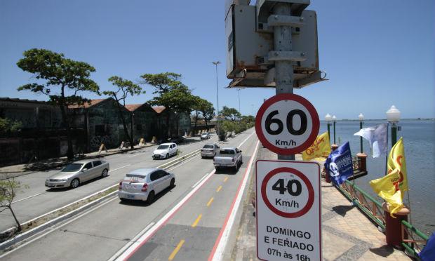 Excesso de velocidade está no topo da lista de infrações mais cometidas em Pernambuco / Foto: Guga Matos/JC Imagem