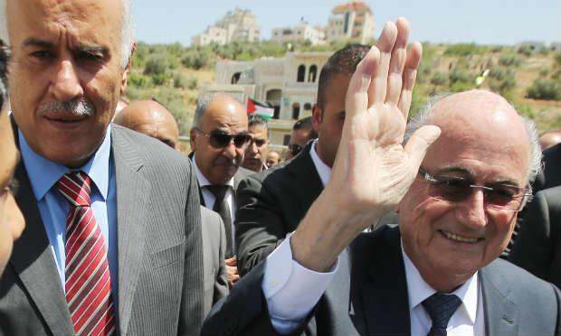 O presidente da Associação Palestina de Futebol (APF), Jibril Rajoub (esquerda), rejeitou a proposta do presidente da Fifa, Joseph Blatter (direita), de realizar um "amistoso da paz" entre as seleções de Israel e da Palestina. / Foto: ABBAS MOMANI / AFP