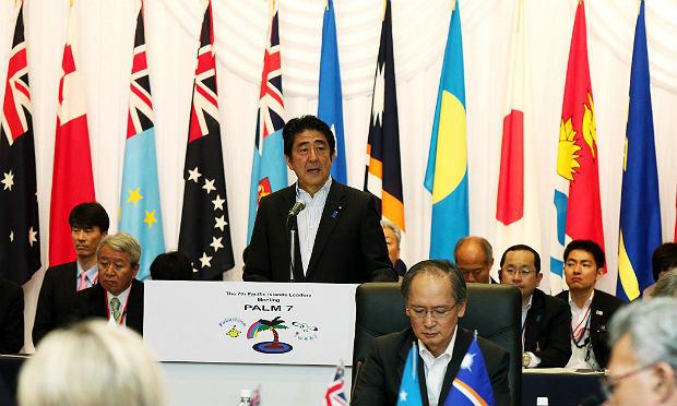 Abe se comprometeu diante dos líderes de 14 nações insulares reunidos desde sexta-feira para falarem de suas necessidades de desenvolvimento / Foto: AFP