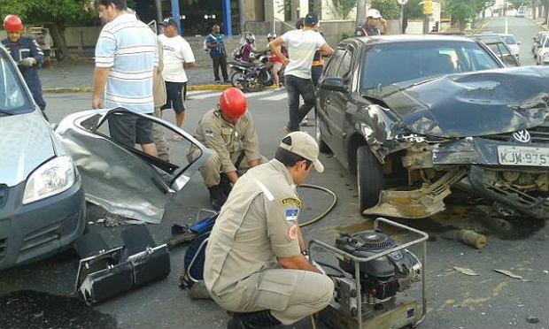 Porta de um dos carros precisou ser retirada para que a motorista saísse do veículo / Foto: Corpo de Bombeiros/Divulgação
