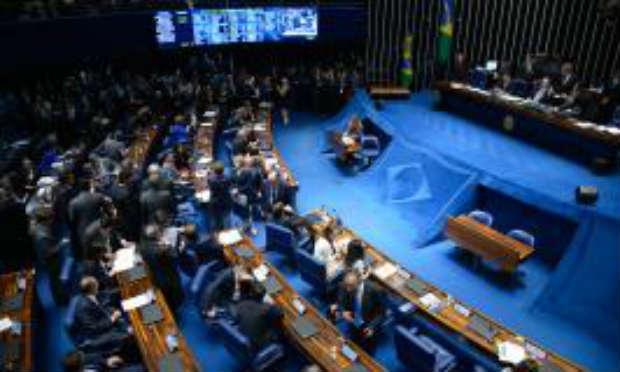 Na abertura da ordem do dia, os senadores deverão votar a MP 665, que muda regras para acesso dos trabalhadores a benefícios como seguro-desemprego / Foto: Wilson Dias/Agência Brasil