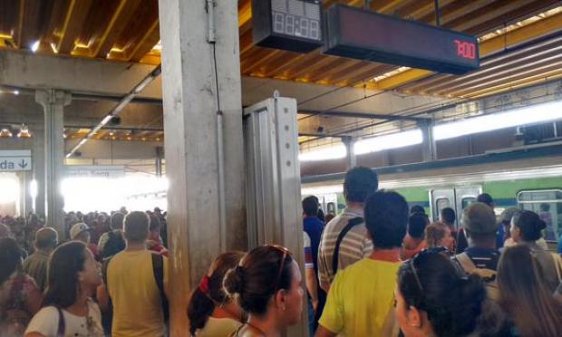 Metrô foi evacuado na estação Joana Bezerra / Foto: @polimfa/Twitter
