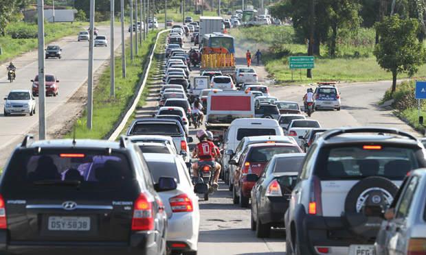 Uma frota de 50 milhões de carros seria capaz de transportar simultaneamente todos os 200 milhões de brasileiros todos os dias / Foto: Guga Matos/ JC Imagem