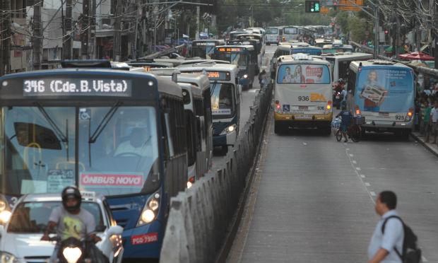 Ônibus irão paralisar progressivamente começando às 4h30 / Foto: Guga Matos/ JC Trânsito