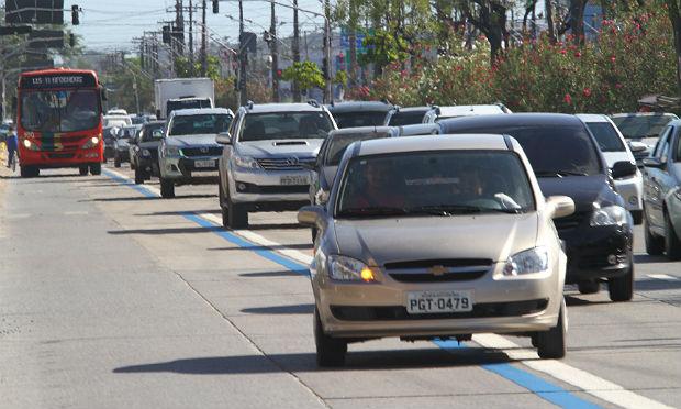Motoristas que trafegam pela faixa azul cometem infração leve / Foto: Diego Nigro/JC Imagem