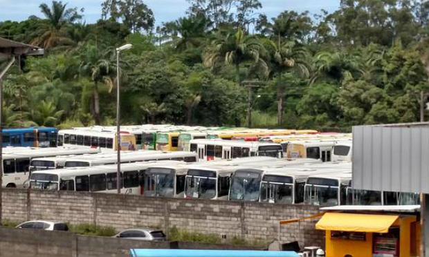 Apesar do anúncio de mais ônibus nas ruas, garagem da Borborema continuava lotada ao meio-dia / Foto: @romulonobrega/Twitter
