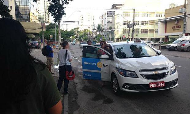 Muitos táxis circulam. Na imagem, a Avenida Domingos Ferreira / Foto: Isabelle Figueiroa/NE10