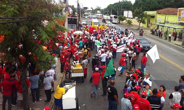 Protesto em frente à Federação das Indústrias de Pernambuco atrapalha o trânsito na Cruz Cabugá  / Foto: Mariana Campello/NE10