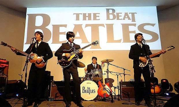 Os Beatles assinaram um primeiro contrato com Epstein quando o baterista ainda era Pete Best / Foto: Divulgação